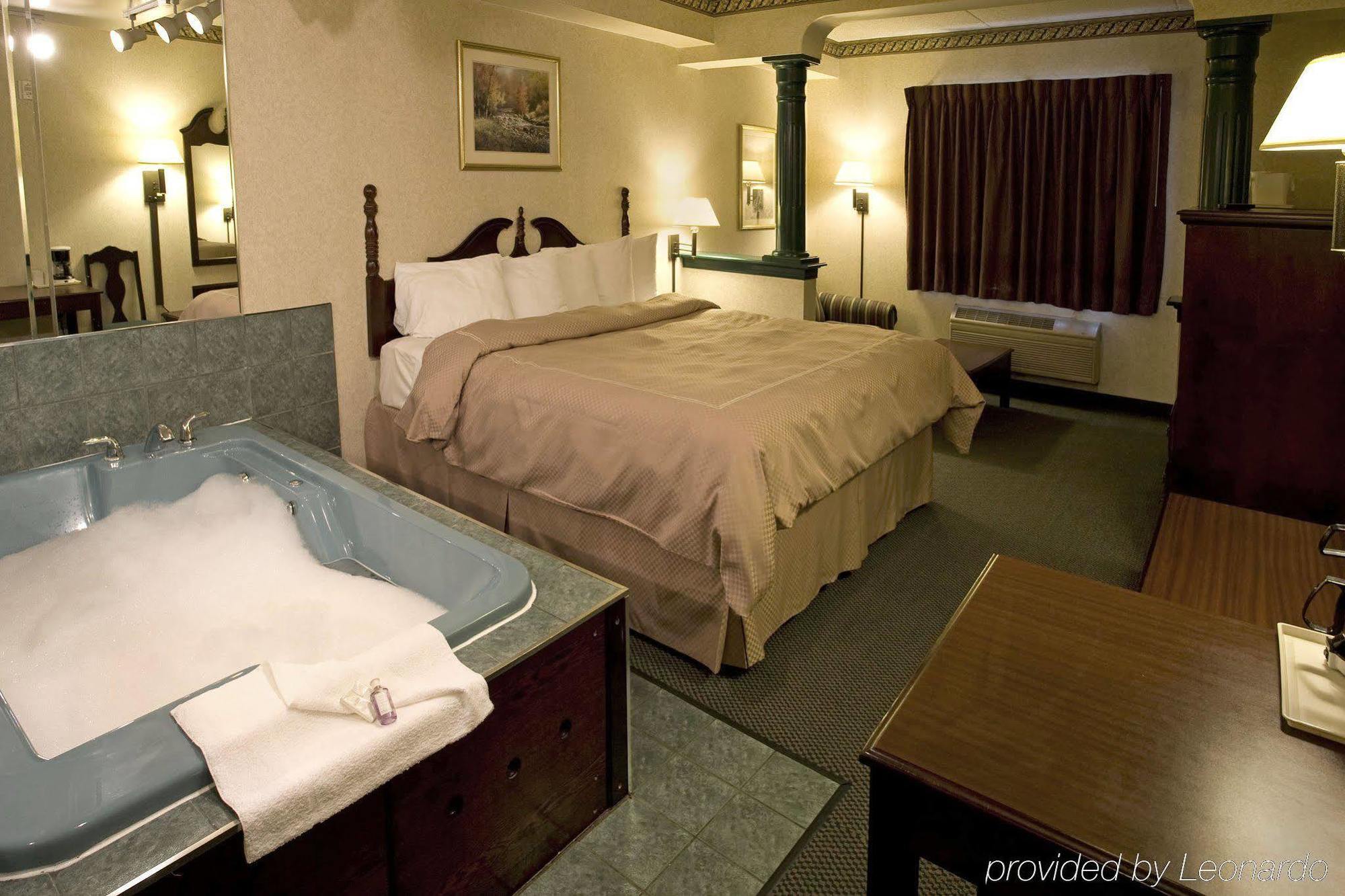 Comfort Suites Downtown Виндзор Экстерьер фото