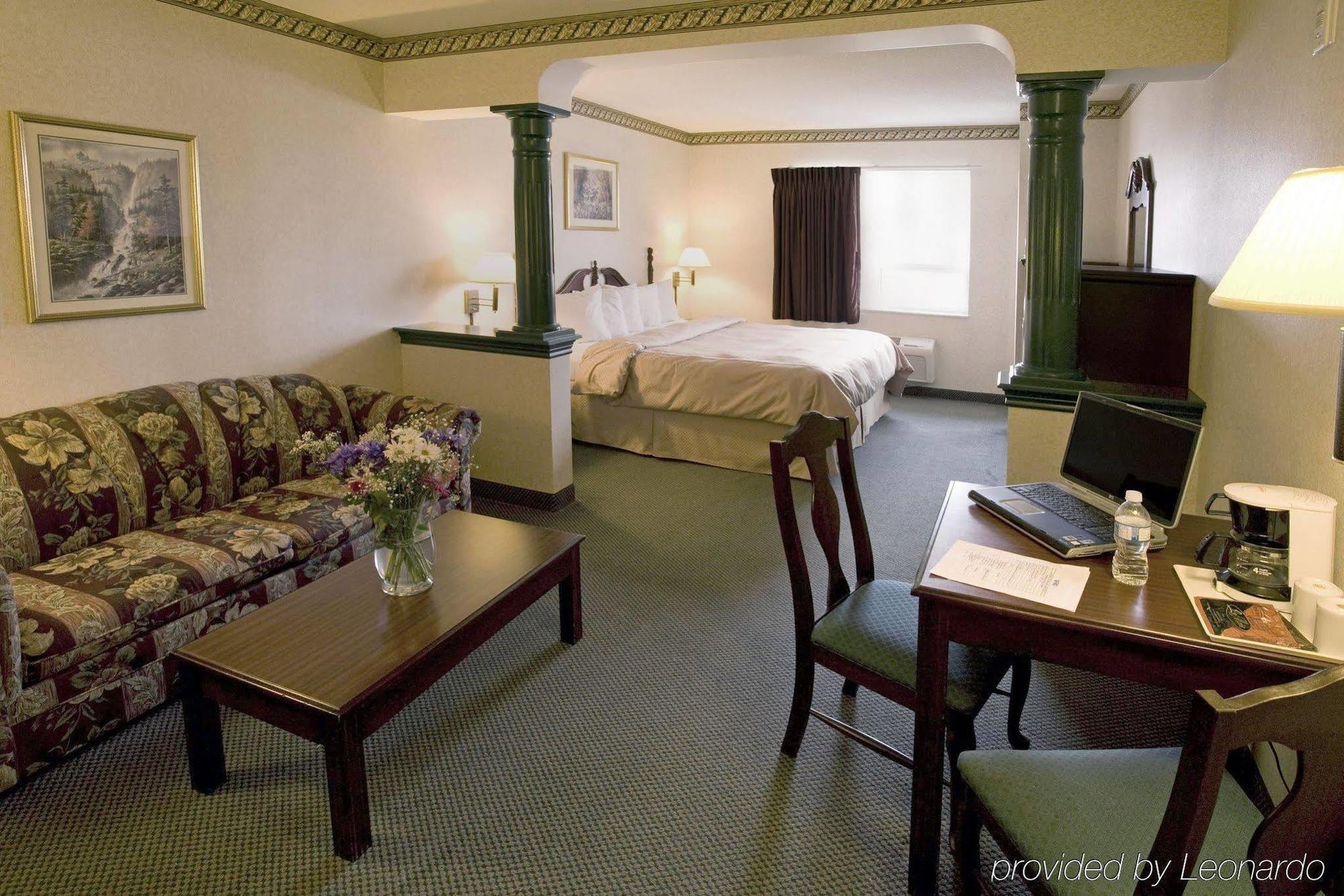 Comfort Suites Downtown Виндзор Экстерьер фото