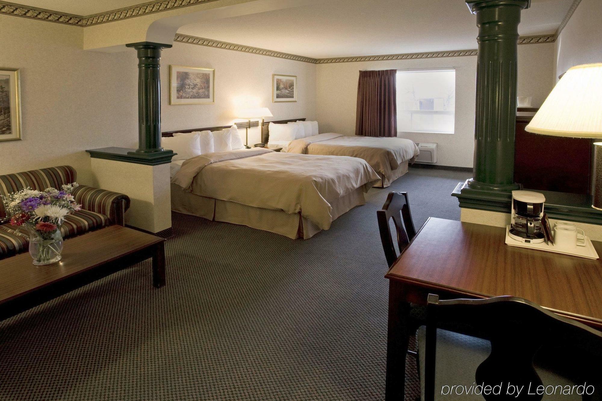 Comfort Suites Downtown Виндзор Экстерьер фото