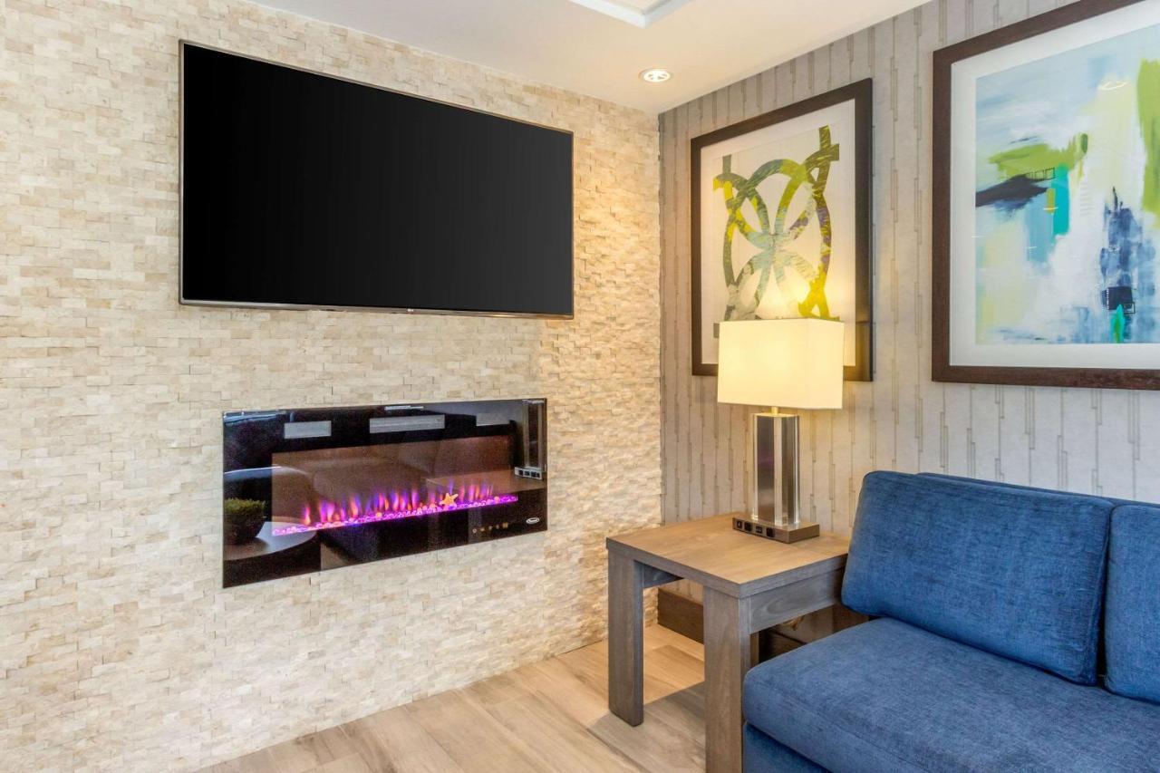 Comfort Suites Downtown Виндзор Экстерьер фото