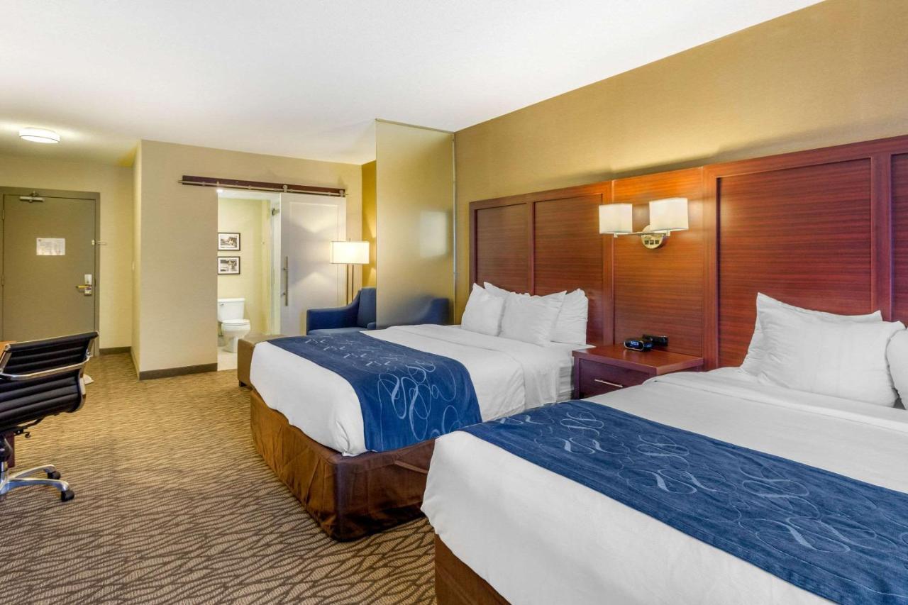 Comfort Suites Downtown Виндзор Экстерьер фото