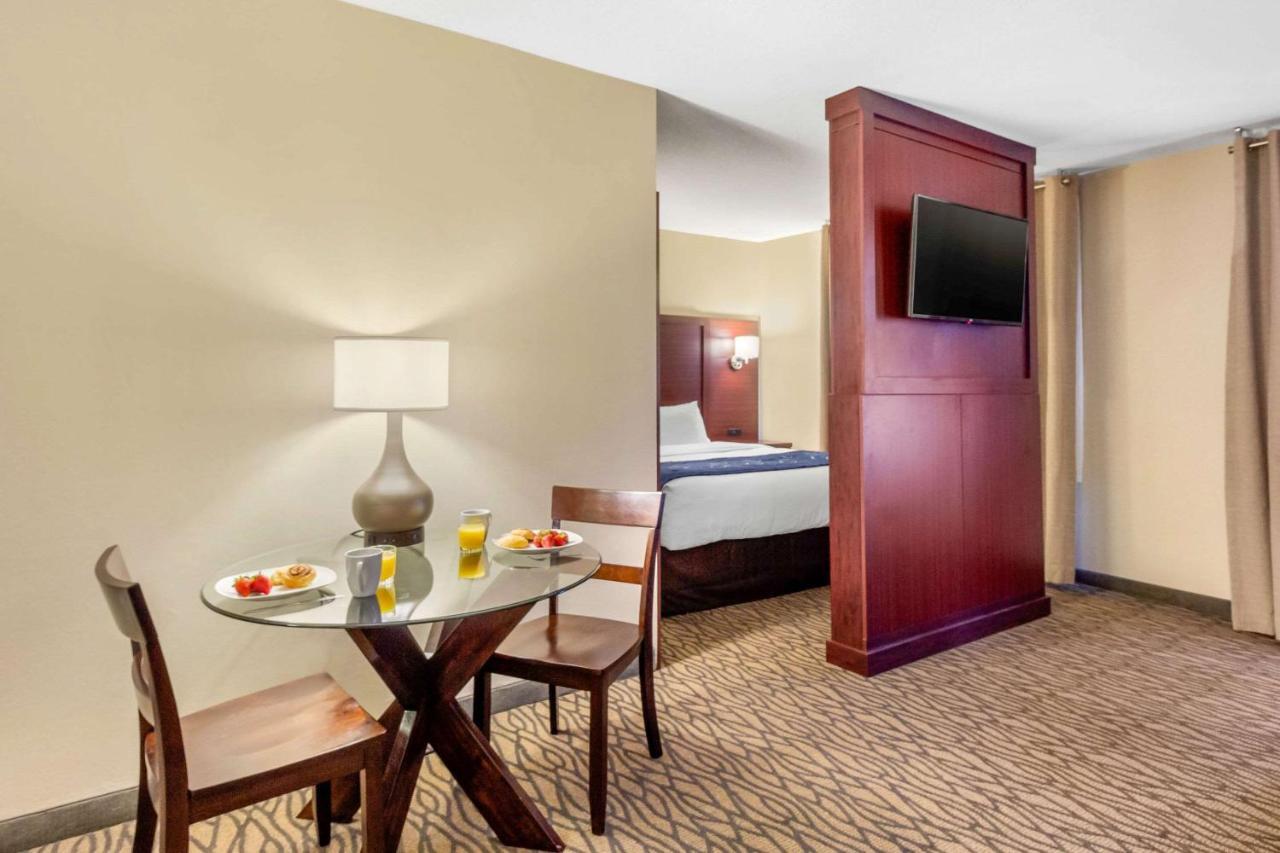 Comfort Suites Downtown Виндзор Экстерьер фото