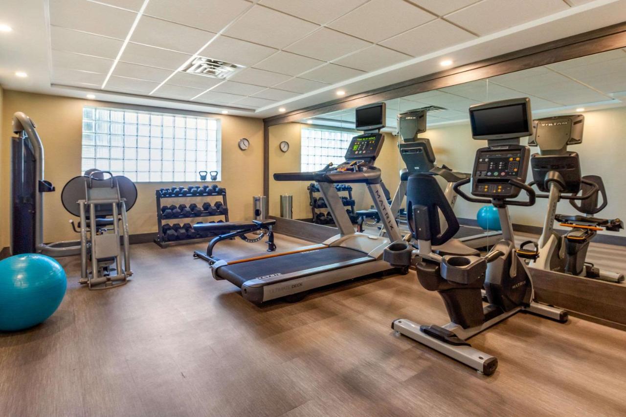 Comfort Suites Downtown Виндзор Экстерьер фото