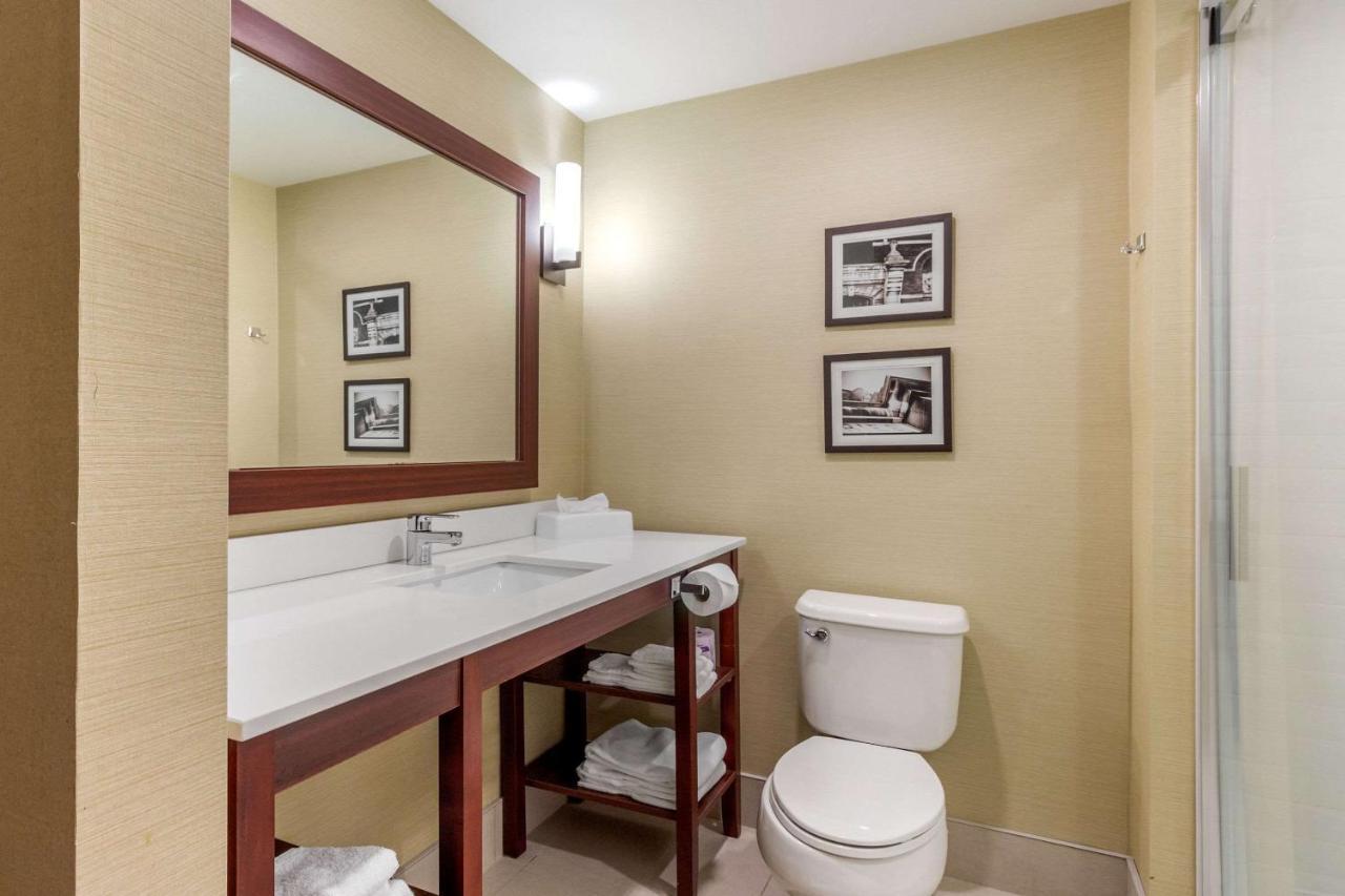 Comfort Suites Downtown Виндзор Экстерьер фото