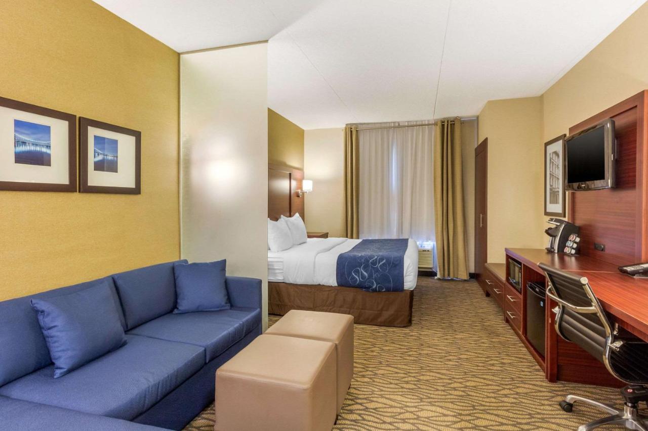 Comfort Suites Downtown Виндзор Экстерьер фото