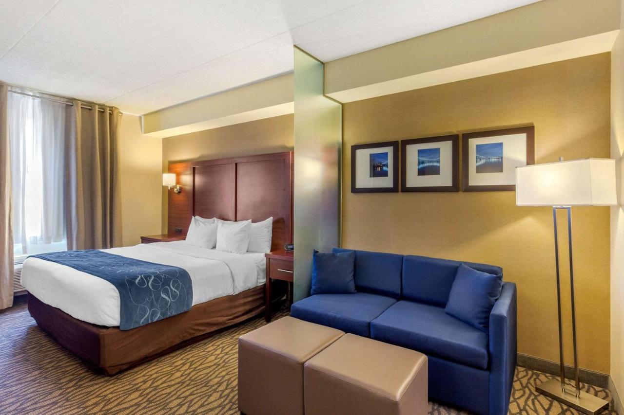 Comfort Suites Downtown Виндзор Экстерьер фото
